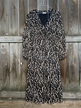 sofia by sofia vergara Black and Beige Printed V-Neck Midi Dress